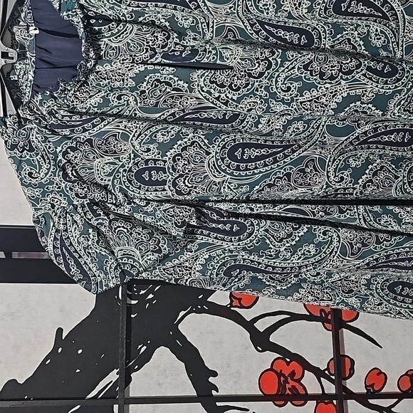 Evereve Adjustable Neck Paisley Blouse Size Medium - Picture 5 of 11